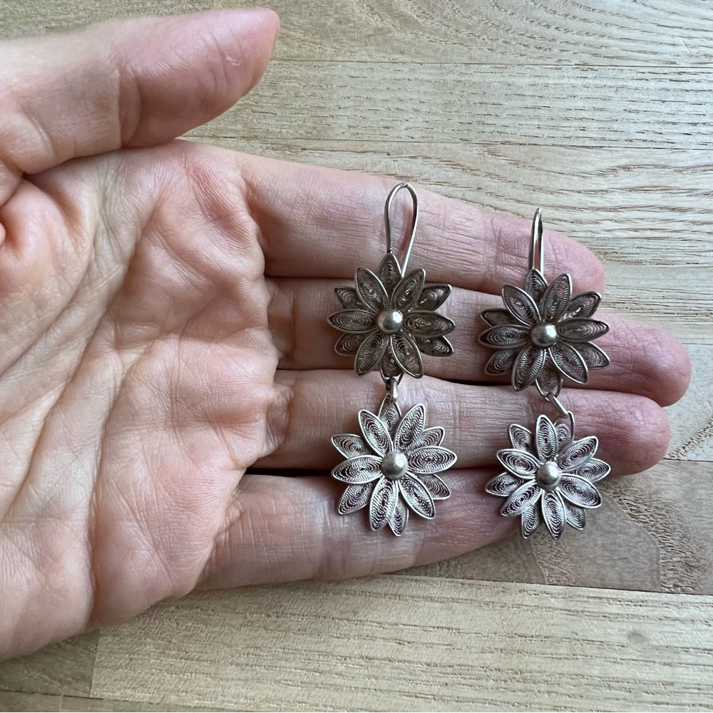 Artisan silver filagree floral daisy drop earrings - Picture 7 of 8